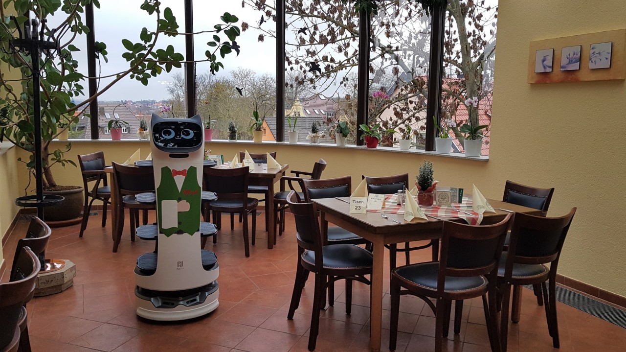 Roboter Conny sieht nicht nur schick aus – sie verkürzt auch die Wartezeit im Weimarer Felsenkeller. 