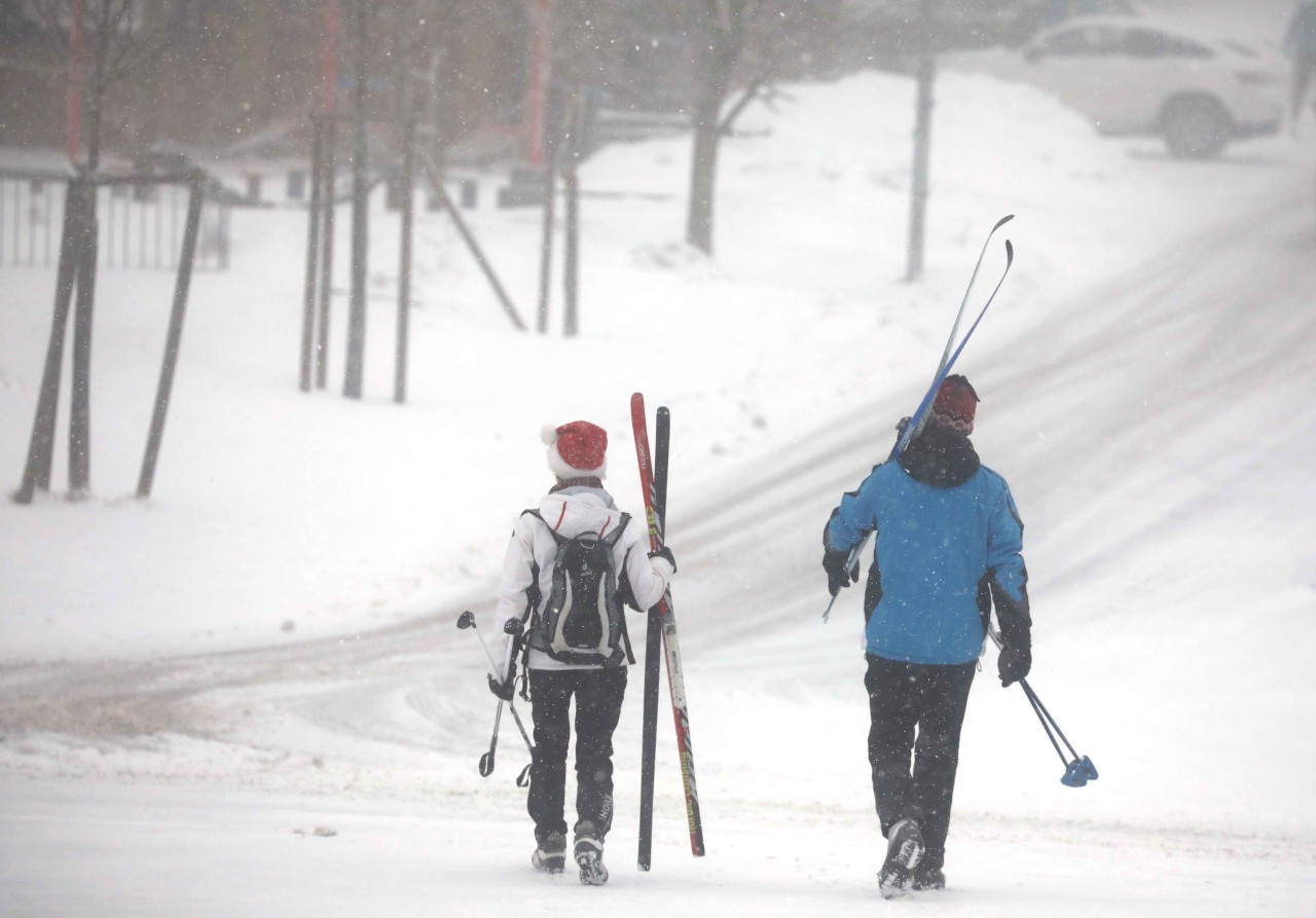 Auf die Skier, fertig, los! Das Wetter in Thüringen macht Wintersportlern eine große Freude. (Archivbild)