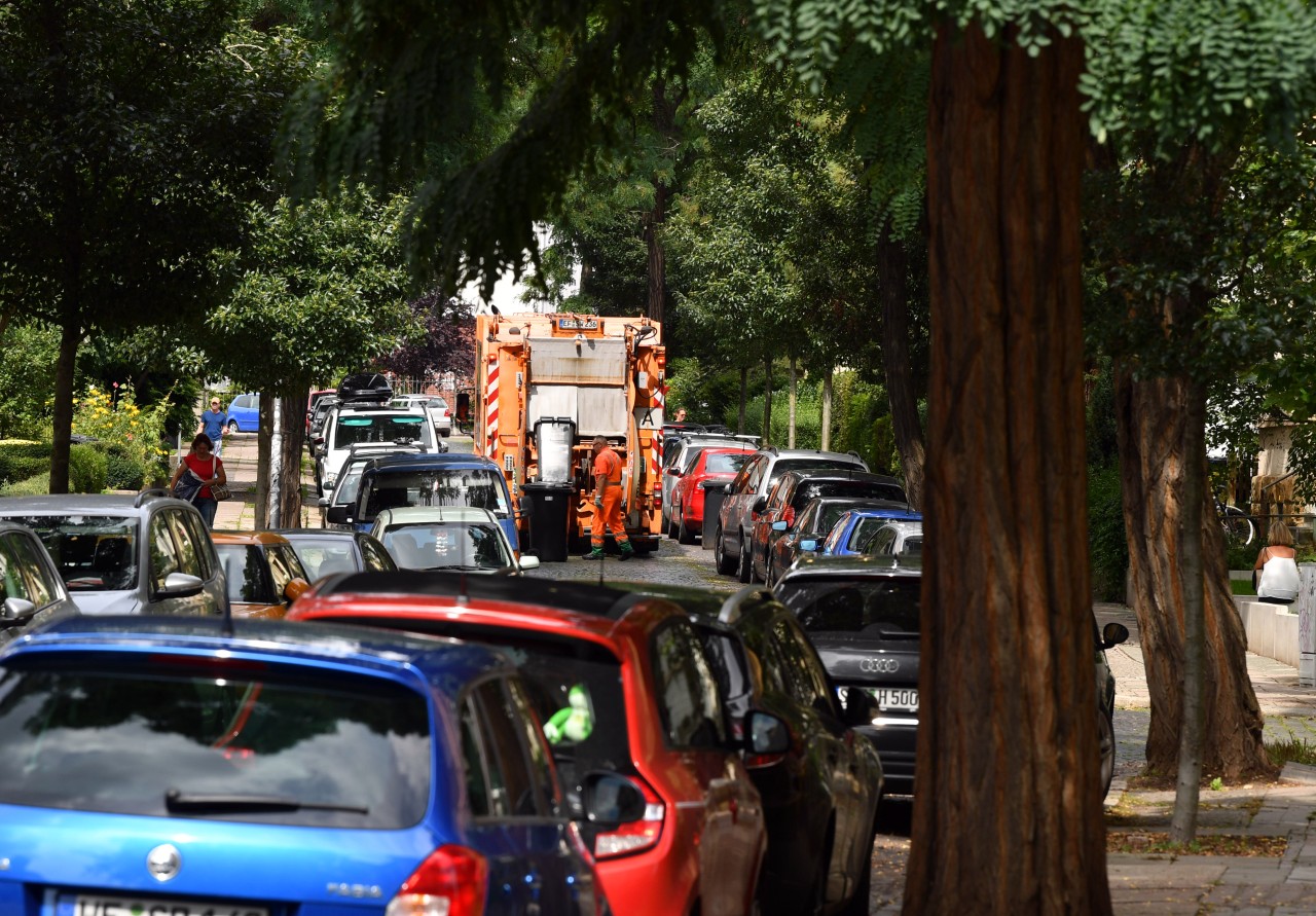 Auf seiner Zerstörungsfahrt rammte ein Erfurter sieben geparkte Autos. (Archivbild)