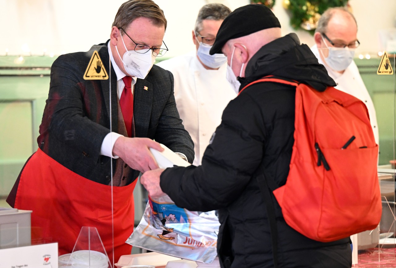 Bodo Ramelow (Die Linke), Ministerpräsident von Thüringen, gibt Essen aus im „Restaurant des Herzens“. Am selben Tag endet die Saison nach acht Wochen durchgängigem Betrieb. Wochentäglich konnten im Schnitt 90 warme Mahlzeiten plus Nachtisch den Restaurantgästen mitgegeben werden. Etwa 85.000 Euro hat die diesjährige Aktion gekostet.