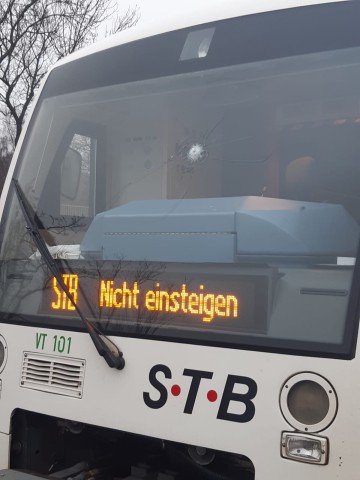 Großes Loch auf Frontscheibe! Notbremsung bei Bahnfahrt in Thüringen. 