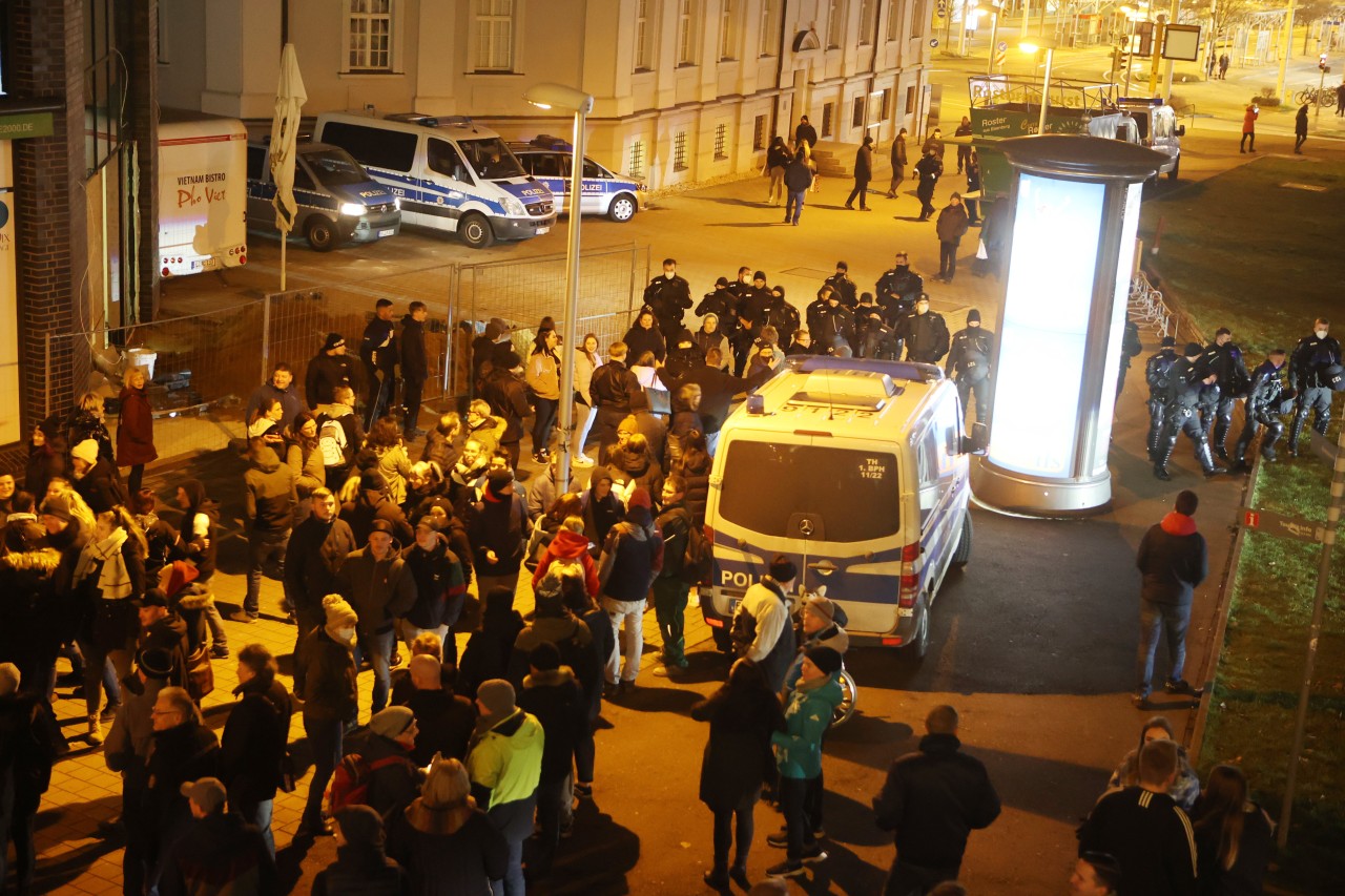 Polizeibeamte und Demonstranten vor dem Kultur- und Kongresszentrum.