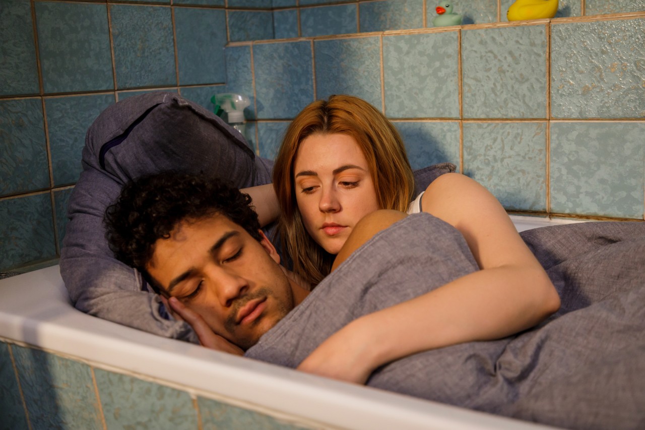 Caro (Meriel Hinsching) und Yannik (Rojan Juan Barani) kuscheln sogar in der Badewanne.