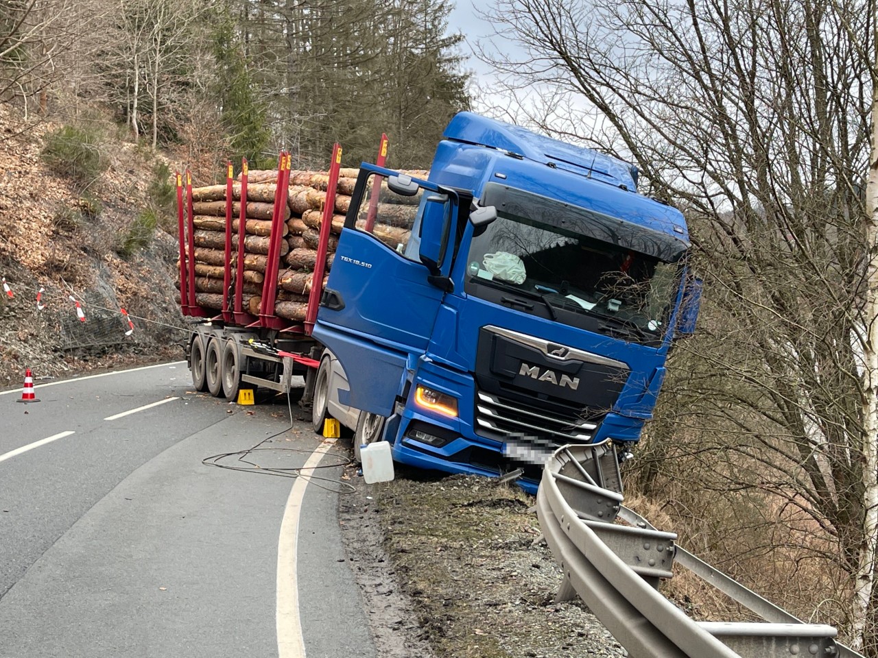 Der Lkw drohte nach dem Unfall bei Bad Lobenstein zehn Meter in die Tiefe zu stürzen. 