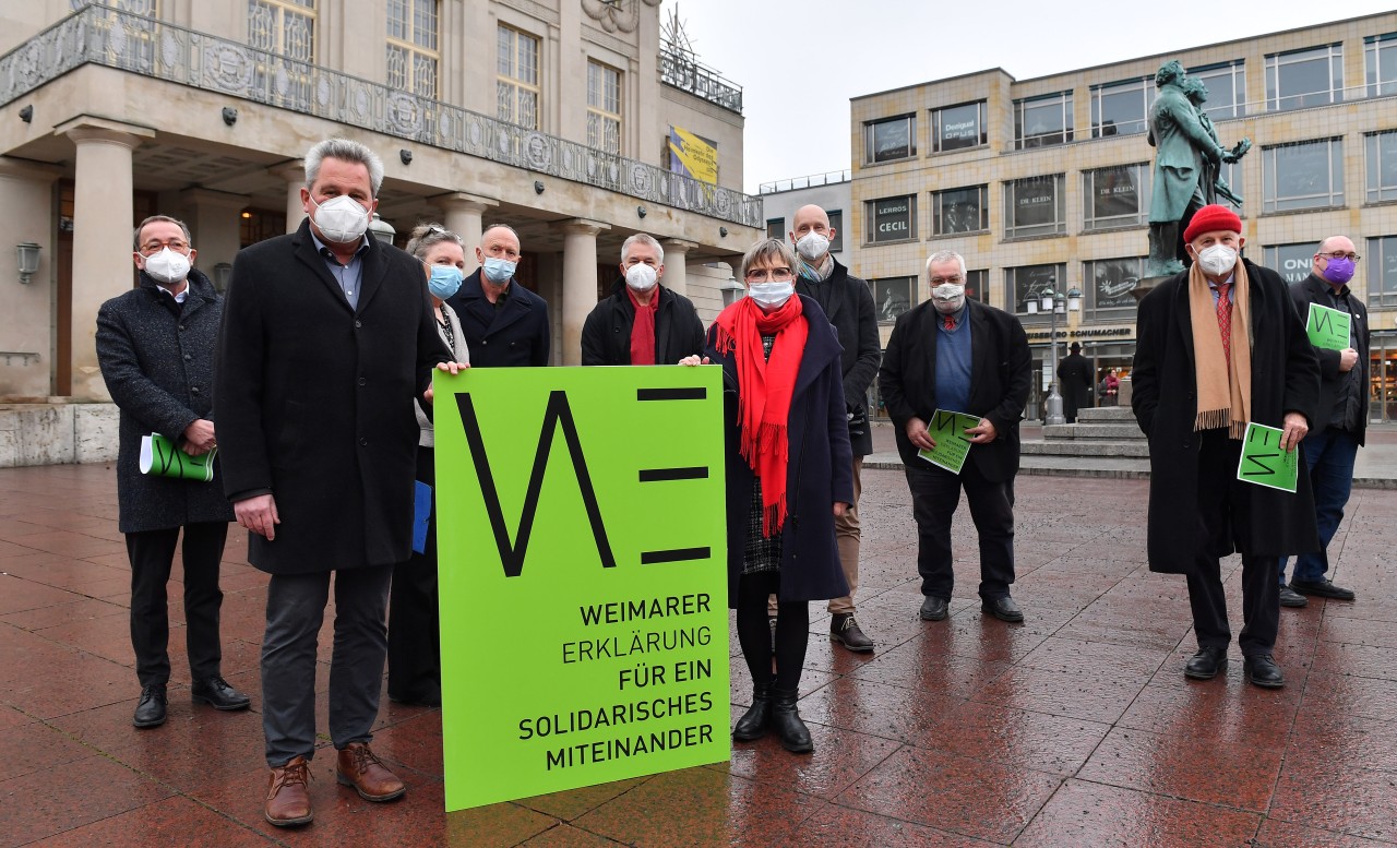 Die Unterzeichner einer Weimarer Erklärung für ein solidarisches Miteinander in der Corona-Pandemie stehen nach einer Pressekonferenz auf dem Theaterplatz.