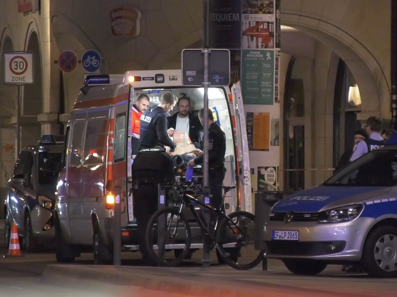 Der angeschossene Verdächtige muss ärztlich behandelt werden. Foto: Tony Schmidt