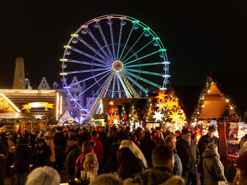 Der Weihnachtsmarkt 2018 in Erfurt ist eröffnet. Auf dem Domplatz rund um Weihnachtsbaum Rupfi versammelten sich am Dienstag (27.11.2018) zahlreiche Menschen, um die Adventszeit einzuläuten, traditionell mit dem Nikolaus und Oberbürgermeister Andreas Bausewein. Das Theater Erfurt gab den Besuchern einen Einblick in das neue Stück „Aladin und die Wunderlampe“. Hier haben wir die schönsten Bilder für euch!