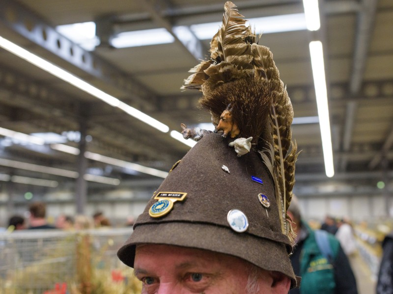 Ein Besucher trägt einen Hut mit Kaninchenfiguren.
