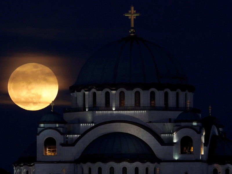 Oder auch hinter dem Dom des Heiligen Sava in der serbischen Hauptstadt Belgrad zeigte sich das Naturereignis. 