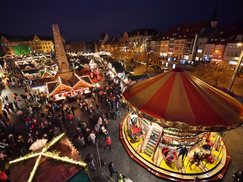 Der Weihnachtsmarkt 2018 in Erfurt ist eröffnet. Auf dem Domplatz rund um Weihnachtsbaum Rupfi versammelten sich am Dienstag (27.11.2018) zahlreiche Menschen, um die Adventszeit einzuläuten, traditionell mit dem Nikolaus und Oberbürgermeister Andreas Bausewein. Das Theater Erfurt gab den Besuchern einen Einblick in das neue Stück „Aladin und die Wunderlampe“. Hier haben wir die schönsten Bilder für euch!