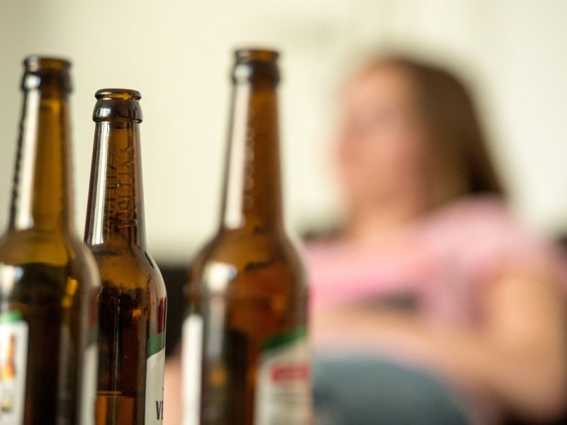74858369 dpa sucht Symbolfoto Alkohol Alkoholismus Bier Bierflasche Saufen Sucht Betrunken.jpg