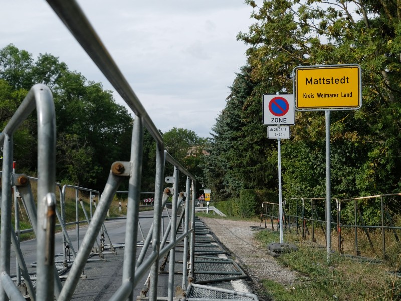 Mattstedt: Absperrgitter stehen am Ortseingang der Gemeinde.