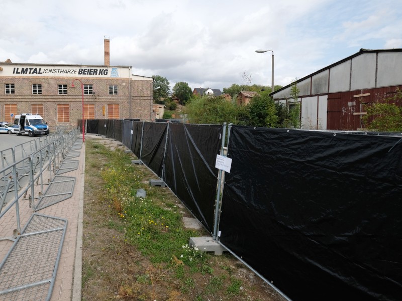 Eine Industriebrache ist mit Bauzäunen abgesperrt. In Mattstedt war ein Neonazi-Konzert mit mehreren Tausend Teilnehmern geplant.