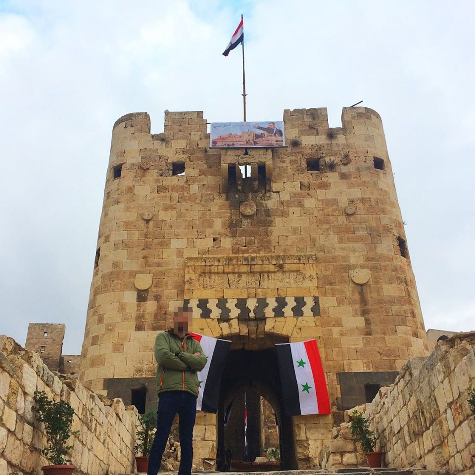 Khamid M. posiert vor der Zitadelle von Aleppo während seiner Reise über Weihnachten.