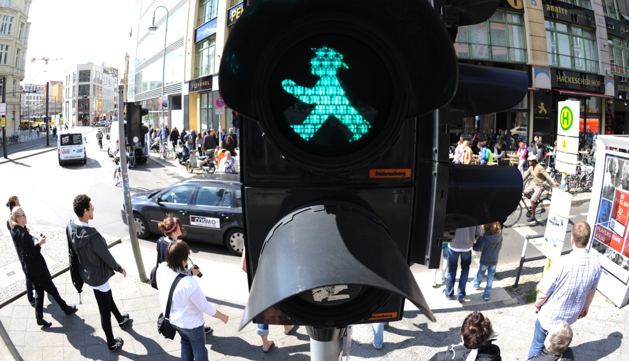 Für Touristen sind sie ein unverzichtbares Foto-Motiv: die Ost-Ampelmännchen, deren Erfinder Karl Peglau an diesem Donnerstag 90 Jahre alt geworden wäre.