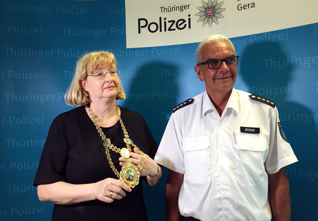 Geras Oberbürgermeisterin Viola Hahn und der Leiter der Landespolizeiinspektion Gera, André Röder, mit der wiederentdeckten Amtskette.