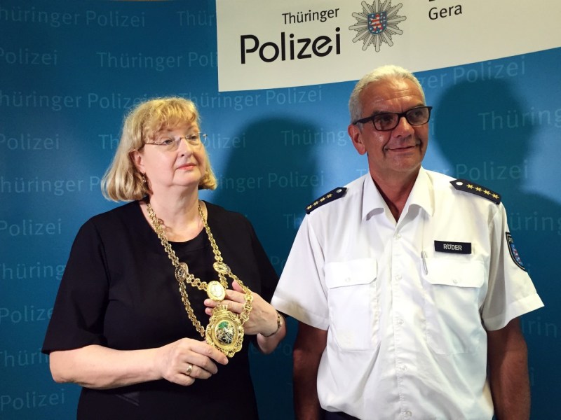 Geras Oberbürgermeisterin Viola Hahn und der Leiter der Landespolizeiinspektion Gera, André Röder, mit der wiederentdeckten Amtskette.