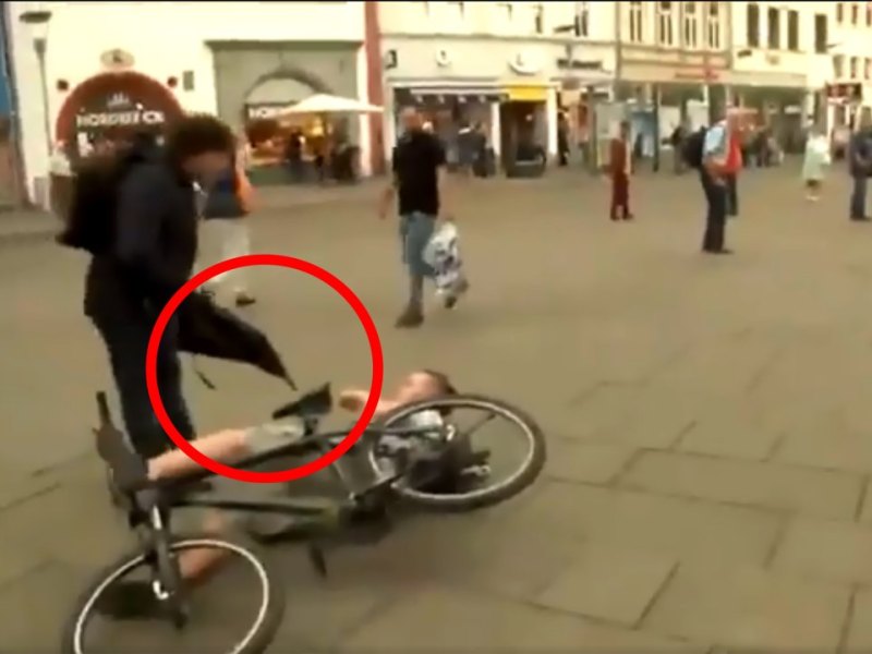 Anger Erfurt Radfahrer Regenschirm.jpg