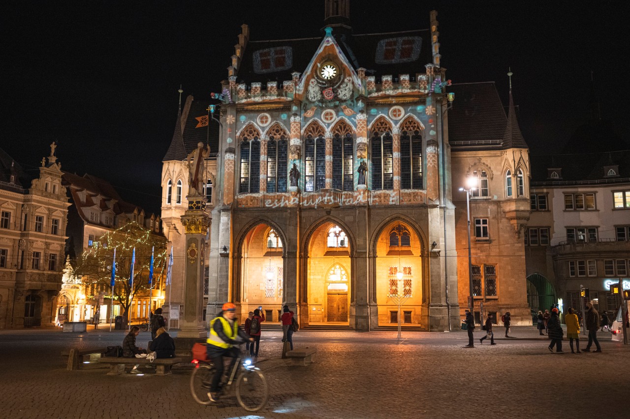 Erfurt: Das Rathaus wird bunt angestrahlt und sieht aus wie ein Pfefferkuchenhaus. (Archivbild) 