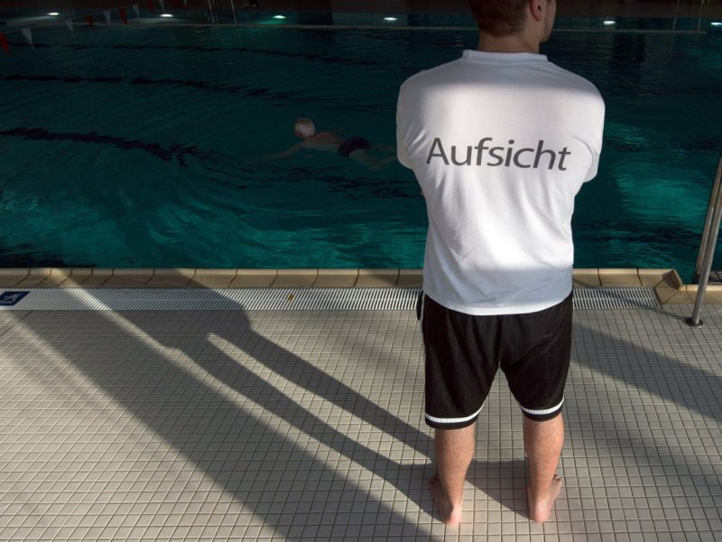 Aufsicht im Hallenbad