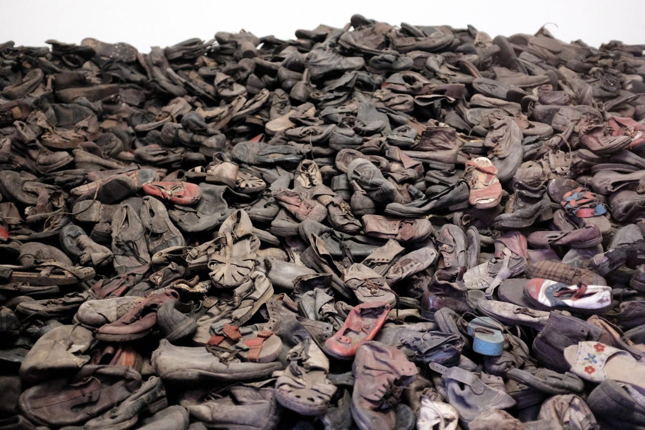 Kinderschuhe von Juden, zu sehen im ehemaligen KZ Auschwitz-Birkenau. (Archivbild)