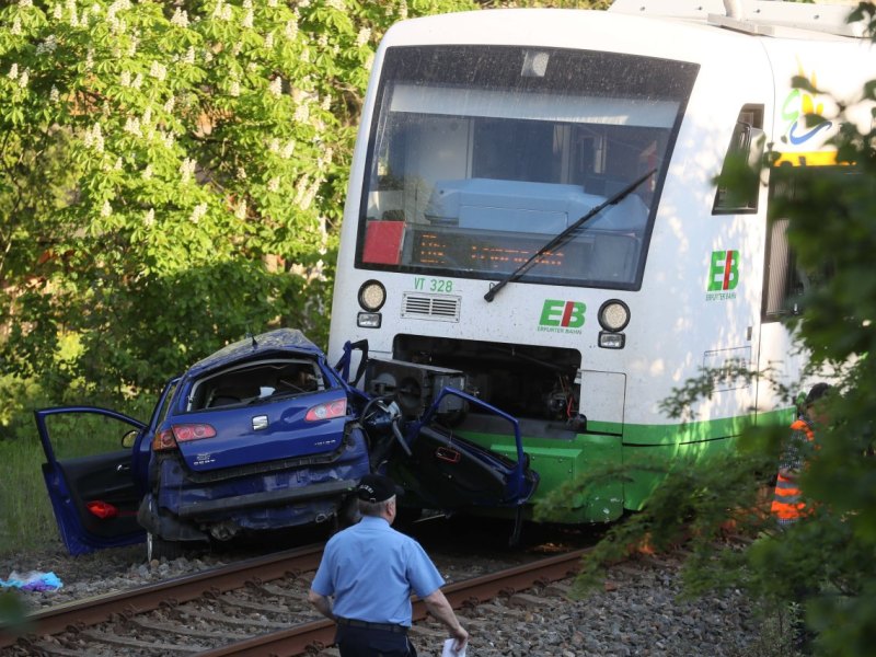 Auto kollidiert mit Regionalbahn