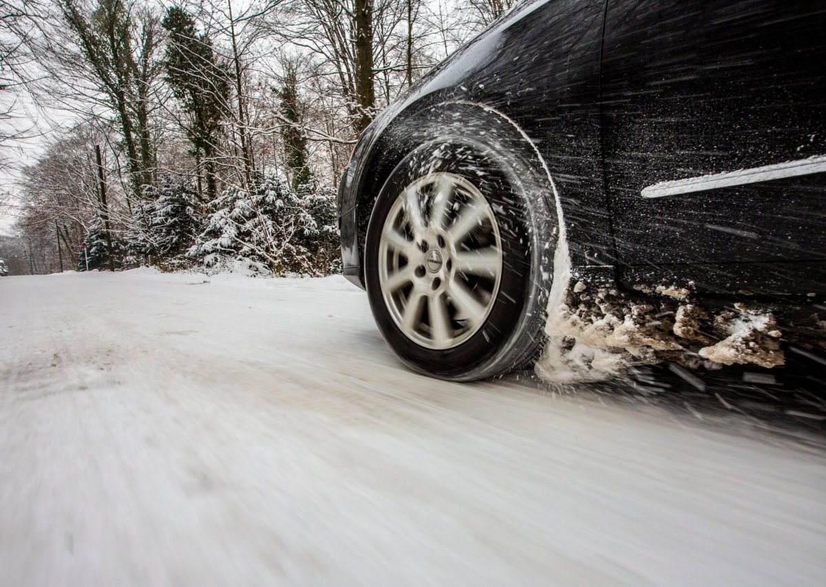 Autoreifen Schnee Wald