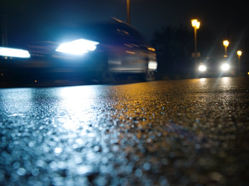 Autos mit Schweinwerfer in der Nacht