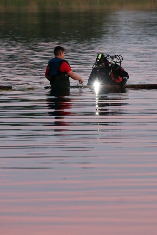 Rettungskräfte suchen nach einem vermissten Schwimmer.