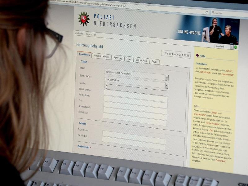 Bildschirm mit einem "Online-Wache"- Portal der Polizei in Niedersachsen.