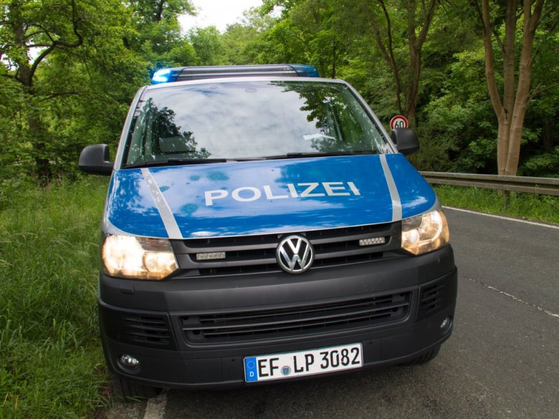 Blaulicht_Symbolfoto_Polizei_Straße_2.jpg