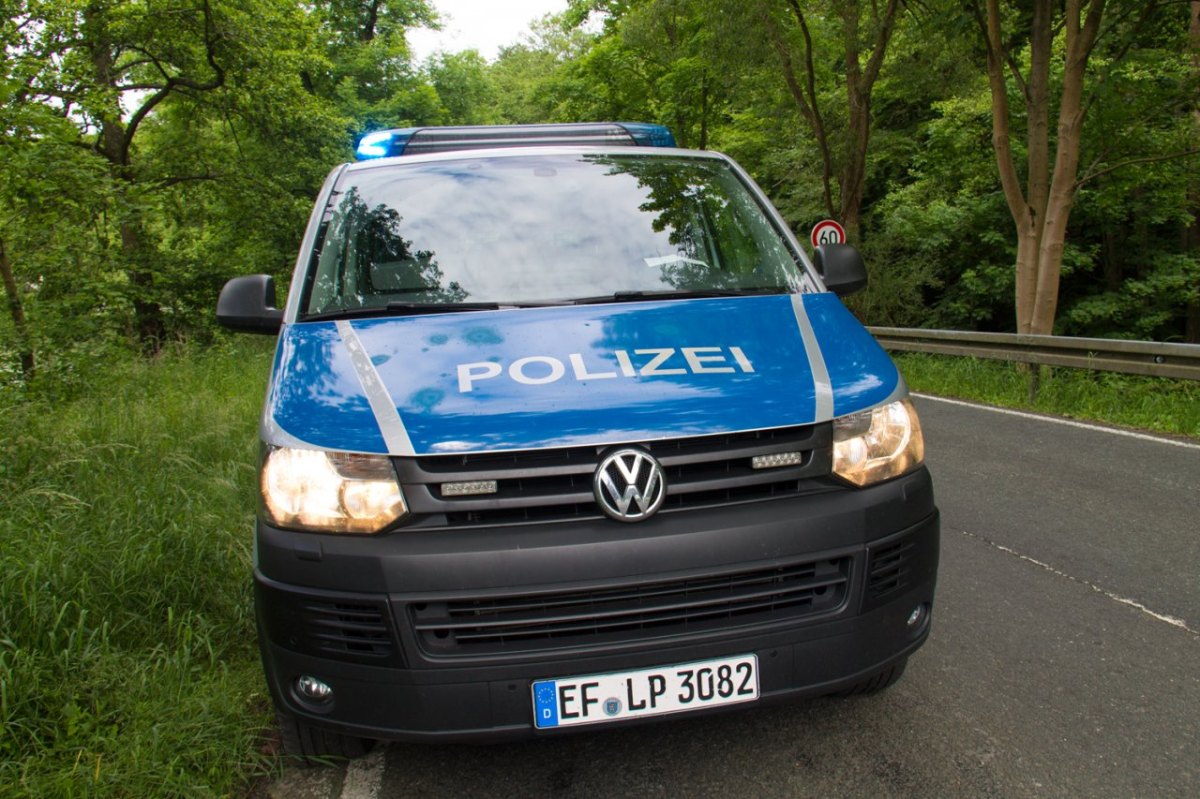 Blaulicht_Symbolfoto_Polizei_Straße_2.jpg