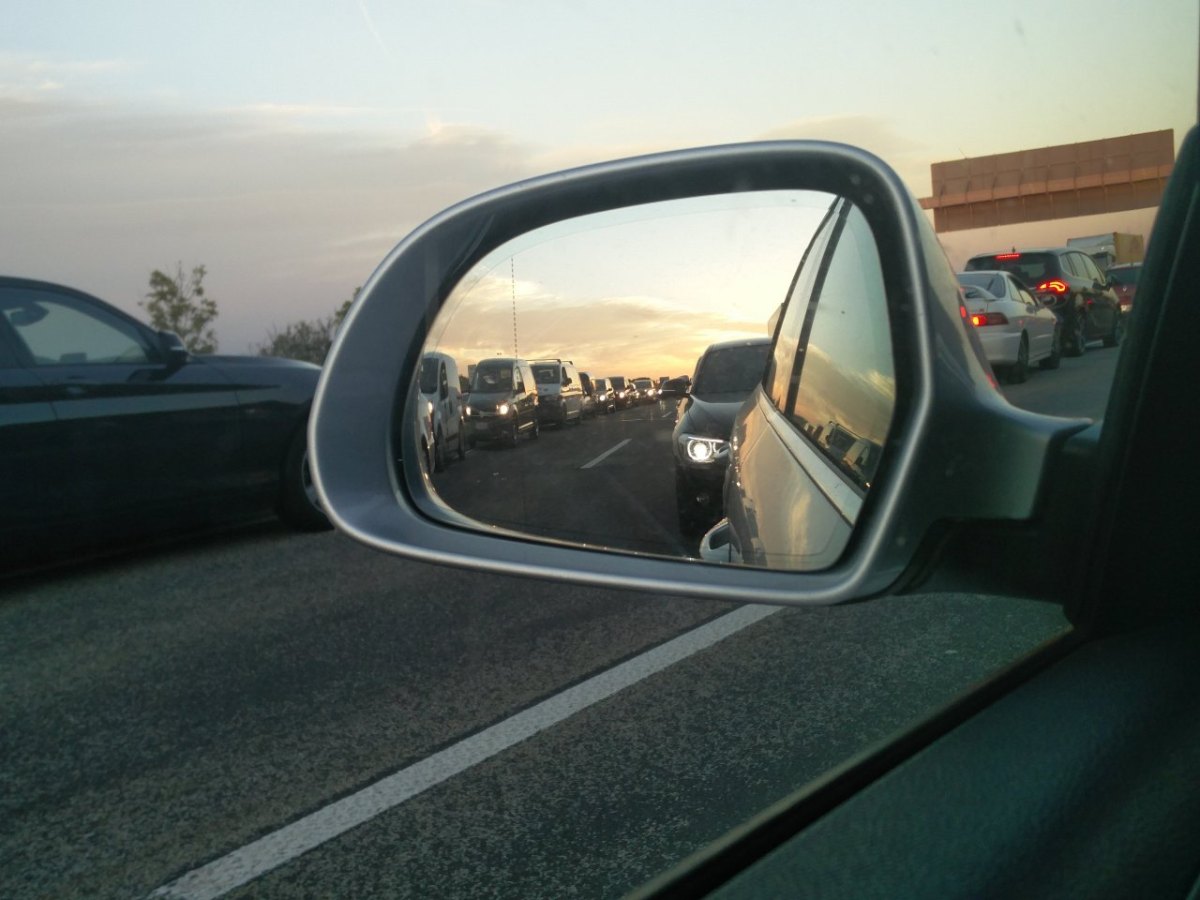 Blaulicht Symbolfoto Rettungsgasse Autobahn Stau Verkehr.jpg