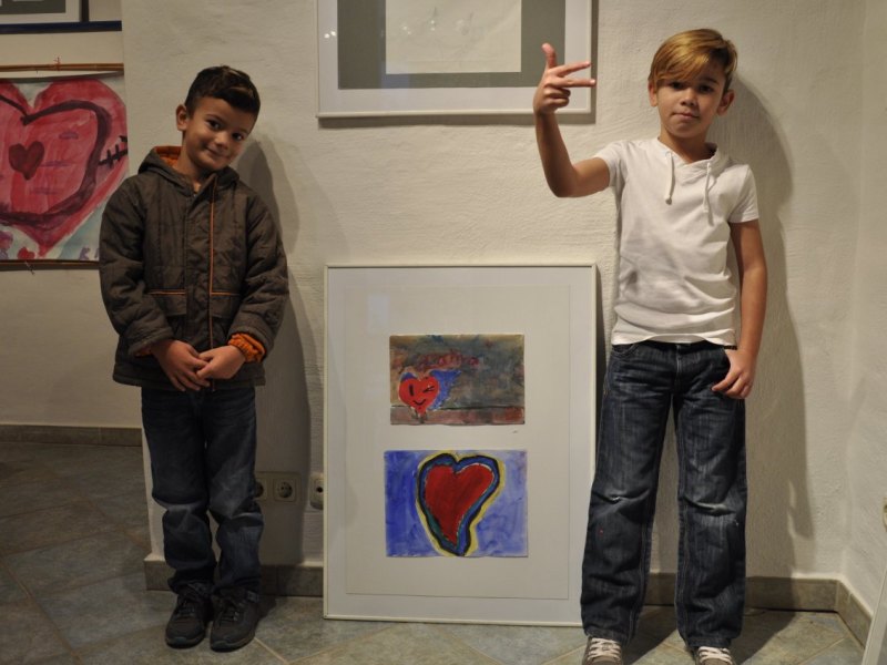Bojan und Boban vor einigen Bildern der Ausstellung..JPG