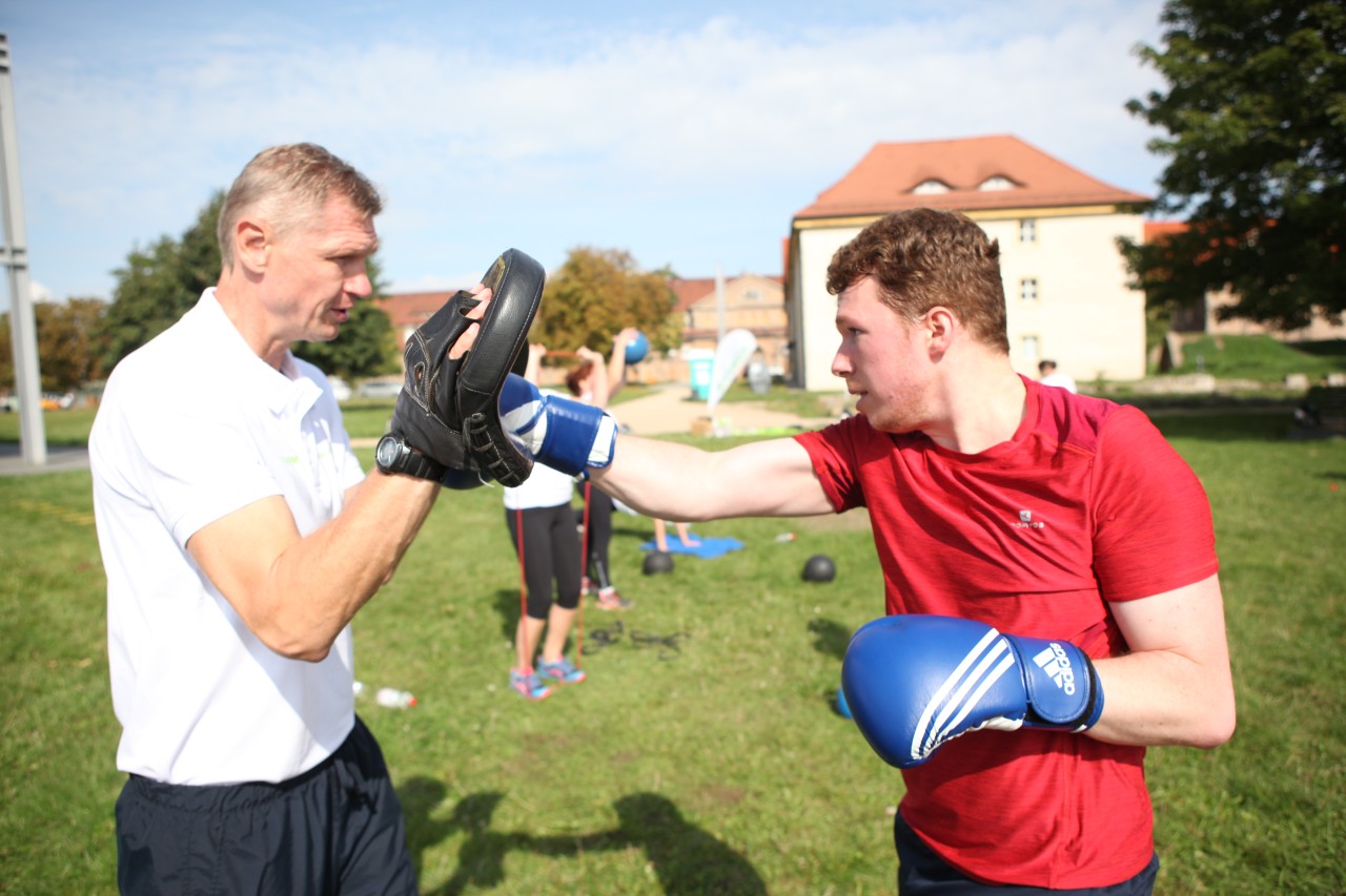 Gut sieht anders, würde der Boxprofi zu meiner Haltung sagen. Immerhin treffe ich den Boxchampion nicht durch einen Fehlschlag.