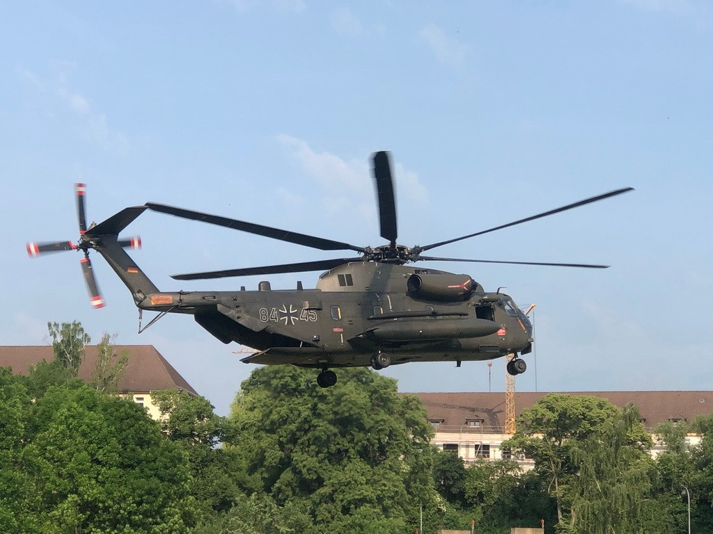 Die schwere Transportmaschine bietet bis zu 36 Soldaten Platz. Aktuell werden Einheiten zu Übungen geflogen.