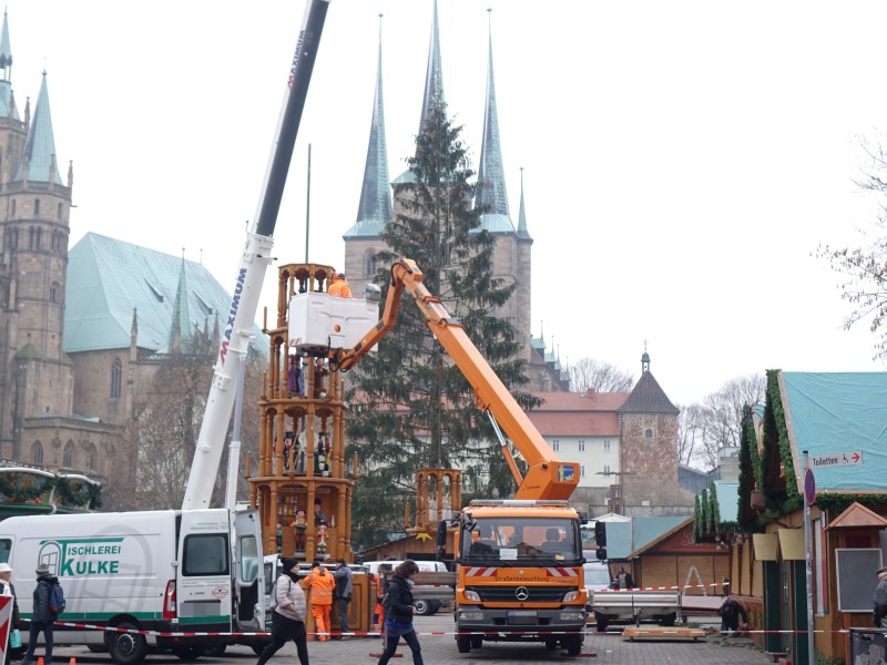 Der Weihnachtsmarkt in Erfurt 2018 öffnet am 27. November. Knapp eine Woche vorher lief der Aufbau auf dem Domplatz auf Hochtouren.