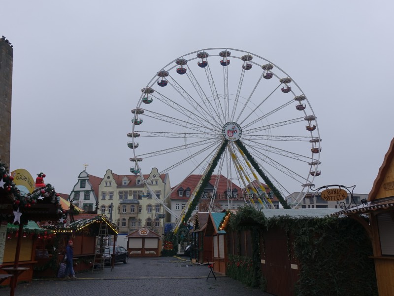 Der Weihnachtsmarkt in Erfurt 2018 öffnet am 27. November. Knapp eine Woche vorher lief der Aufbau auf dem Domplatz auf Hochtouren.