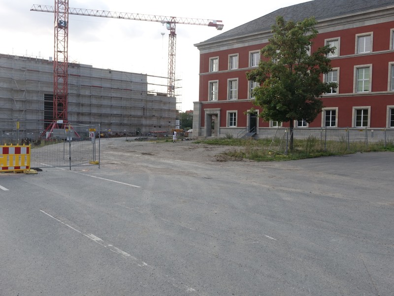 So sieht das Areal bisher aus. Vom neuen Museum steht bereits die erste Etage, daneben grenzt das Landesverwaltungsamt an. 