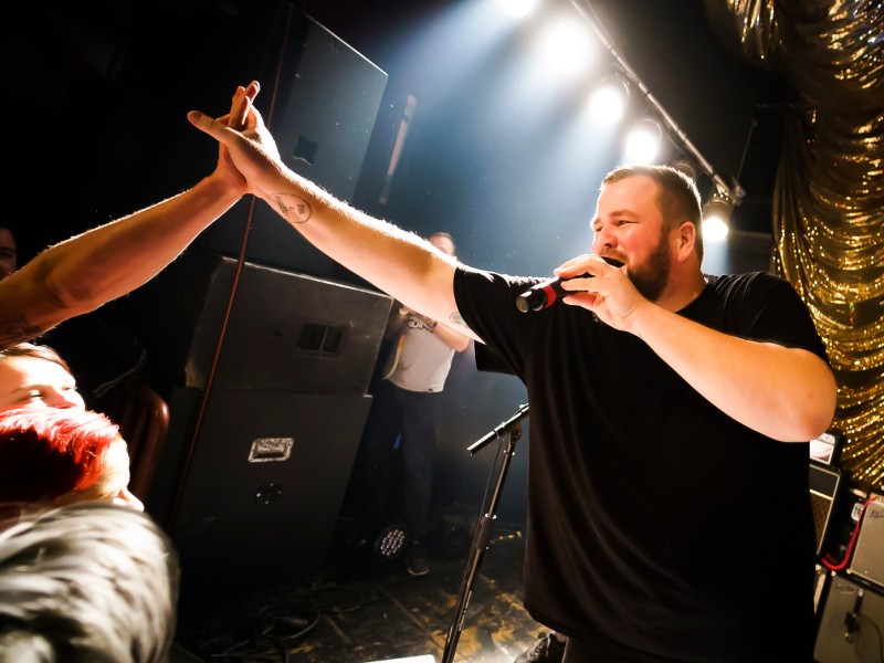 Feine Sahne Fischfilet sind nach dem Hin und Her zu ihrem Konzert in Dessau in den Schlagzeilen. Nach Saalfeld kamen sie am Freitag (09.11.2018) im Rahmen ihrer Alles auf Rausch-Tour. Hier gibt es die Bilder vom Abend! (Fotos: Tom Wenig)