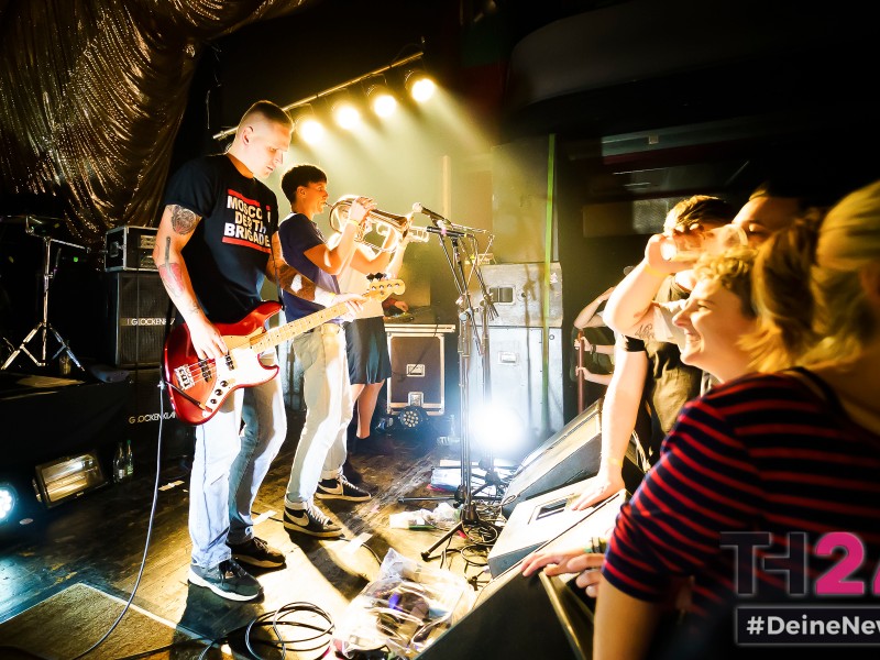 Feine Sahne Fischfilet sind nach dem Hin und Her zu ihrem Konzert in Dessau in den Schlagzeilen. Nach Saalfeld kamen sie am Freitag (09.11.2018) im Rahmen ihrer Alles auf Rausch-Tour. Hier gibt es die Bilder vom Abend! (Fotos: Tom Wenig)