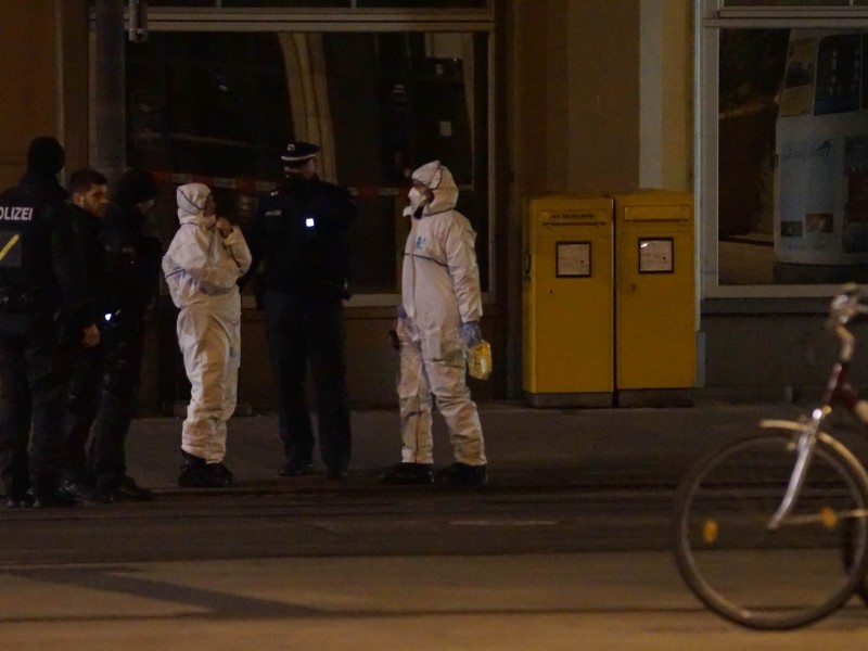 Die Polizei untersuchte bis in die Nacht das Gelände rund um den Erfurter Hauptbahnhof. Foto: Tony Schmidt