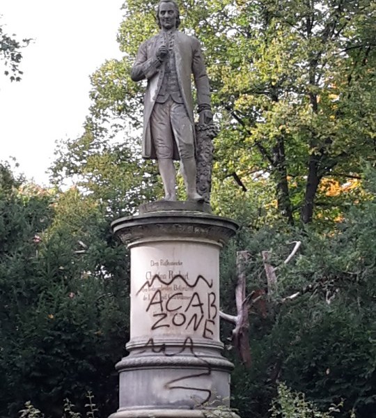 "ACAB Zone" heißt es jetzt auf dem Reichart-Denkmal in Erfurt. Die Reinigung wird wohl teurer als gedacht.