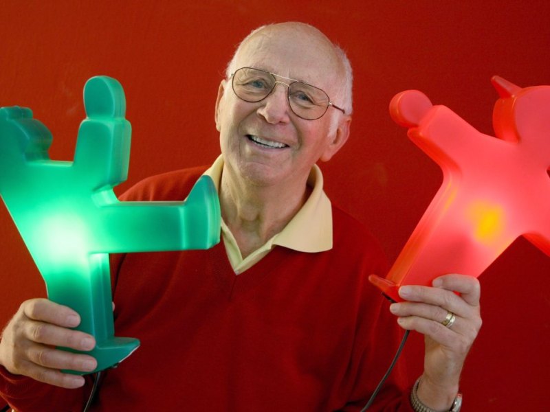 Der Erfinder des Ampelmännchens, Karl Peglau, hält am 10.05.2007 in Berlin ein rotes und ein grünes Ampelmännchen in seinen Händen. dpa.jpg