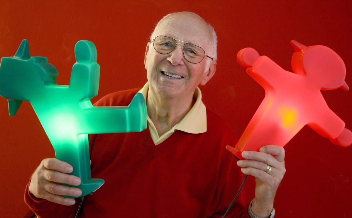 Der Erfinder des Ampelmännchens, Karl Peglau, hält am 10.05.2007 in Berlin ein rotes und ein grünes Ampelmännchen in seinen Händen. dpa.jpg