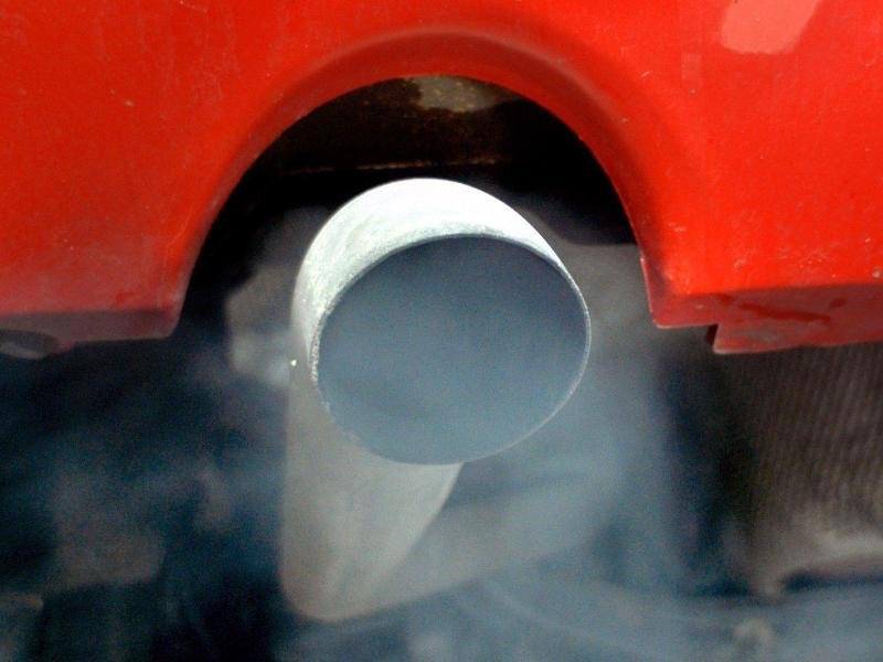 Dunkler Rauch entströmt dem Auspuff eines Diesel-Personenwagens. 