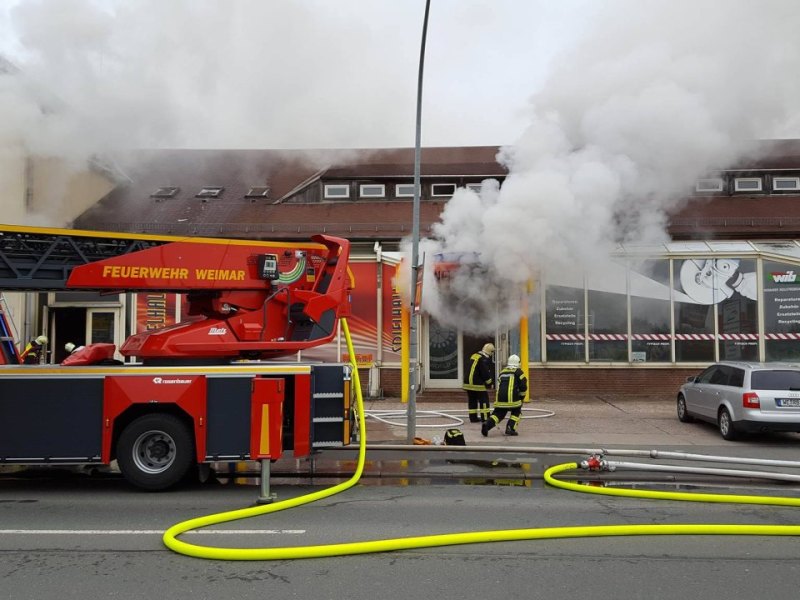 Ein Haus in der Riesnerstraße in Weimar brennt. Feuer