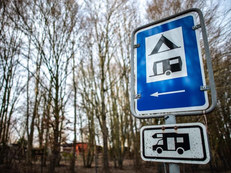 Ein Hinweisschild zum Campingplatz bei Lüdge. Nicht nur hier soll der Mann Kinder angeschleppt haben.