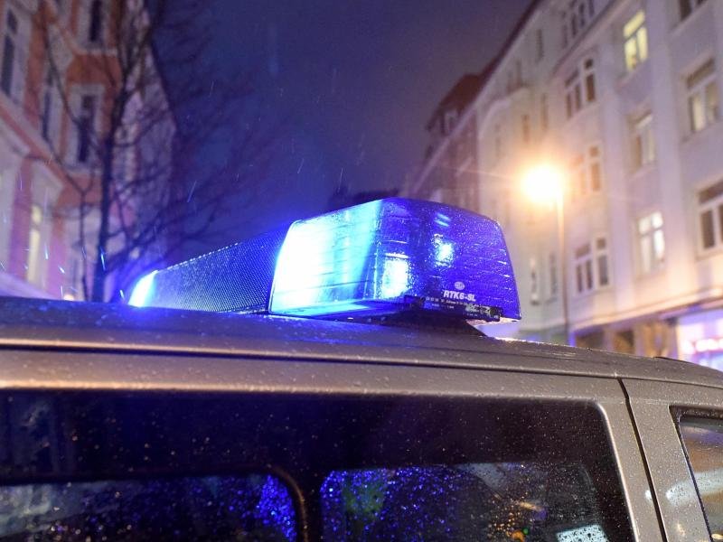 Ein Polizeifahrzeug mit eingeschaltetem Blaulicht.