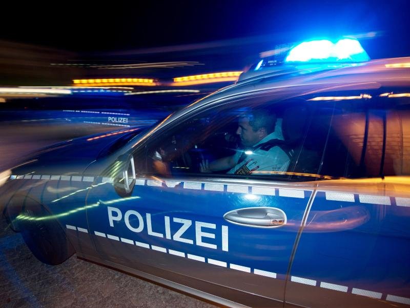 Eine Polizeistreife fährt zu einem Einsatz.